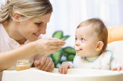 como fazer a introdução alimentar - Bebê pode tomar água de coco?