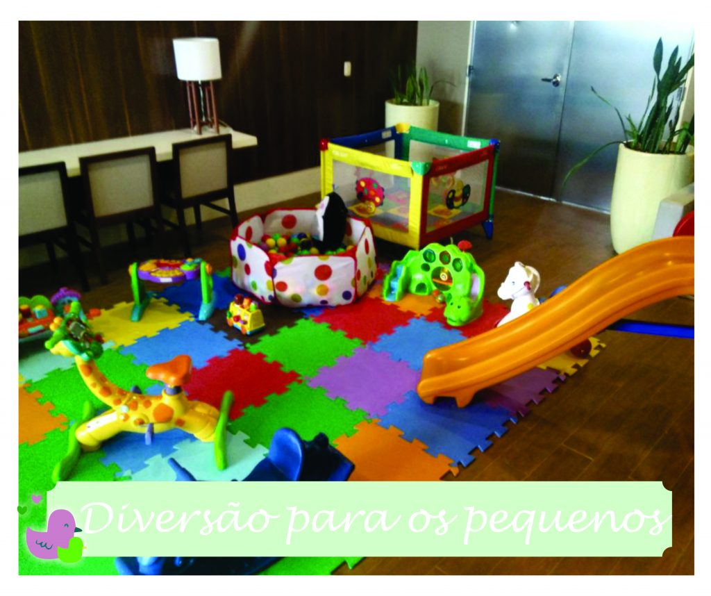 Área de salão de festas coberta com quadrados coloridos de EVA onde estão brinquedos ideal para crianças pequenas.
