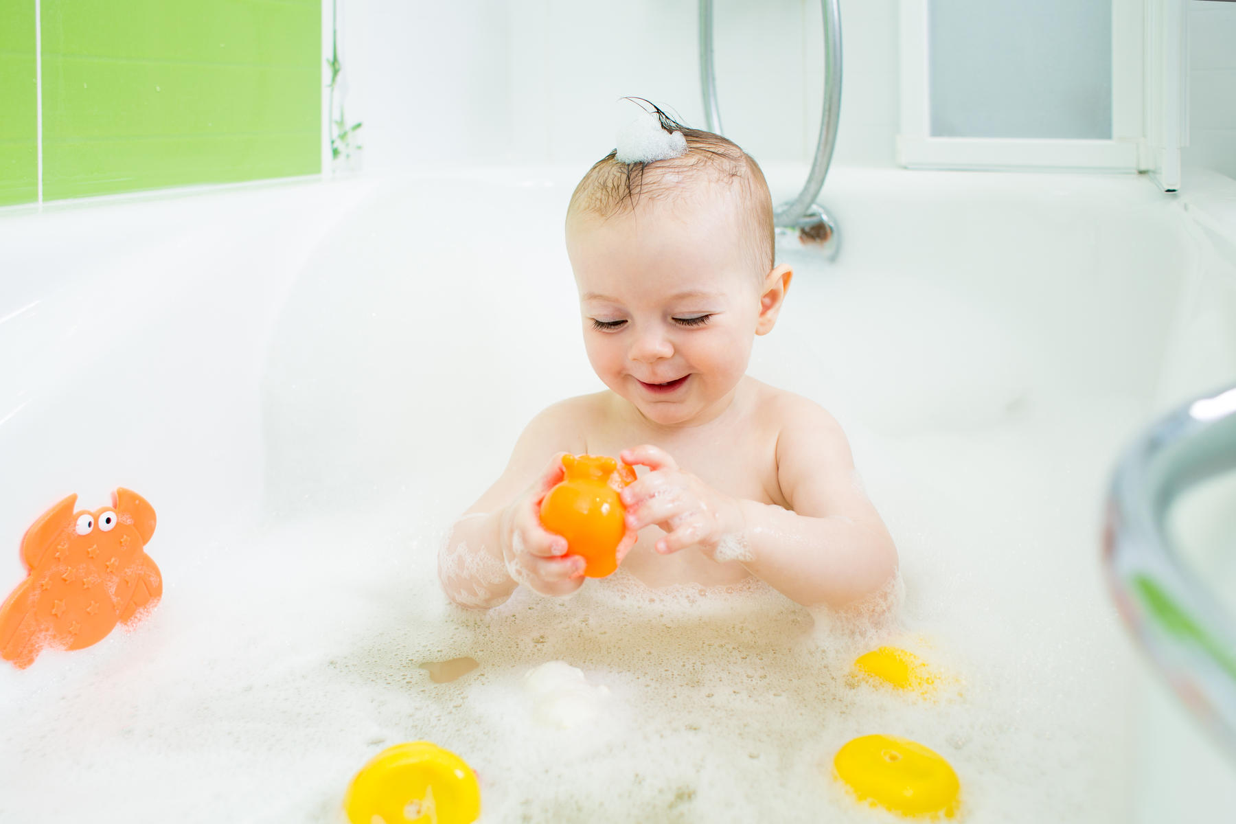 brinquedos para o banho do bebe - O bebê fez xixi ou cocô na banheira, o que fazer?