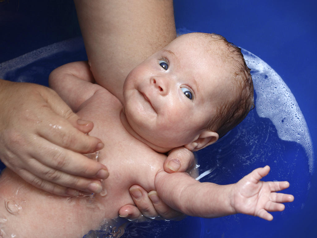 o que fazer se o bebê fizer xixi ou cocô na banheira - Dicas para dar banho no bebê