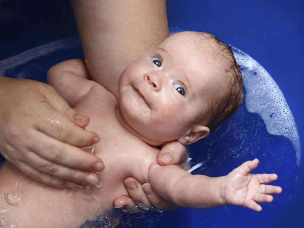 O que fazer se o bebê fizer xixi ou cocô na banheira?