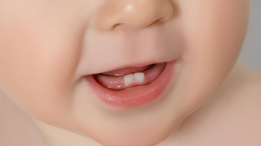 Como aliviar os sintomas do nascimento dos dentes