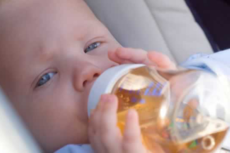 Bebê tomando chá na mamadeira - texto Pode dar chá para o bebê - blog Vem Sem Manual